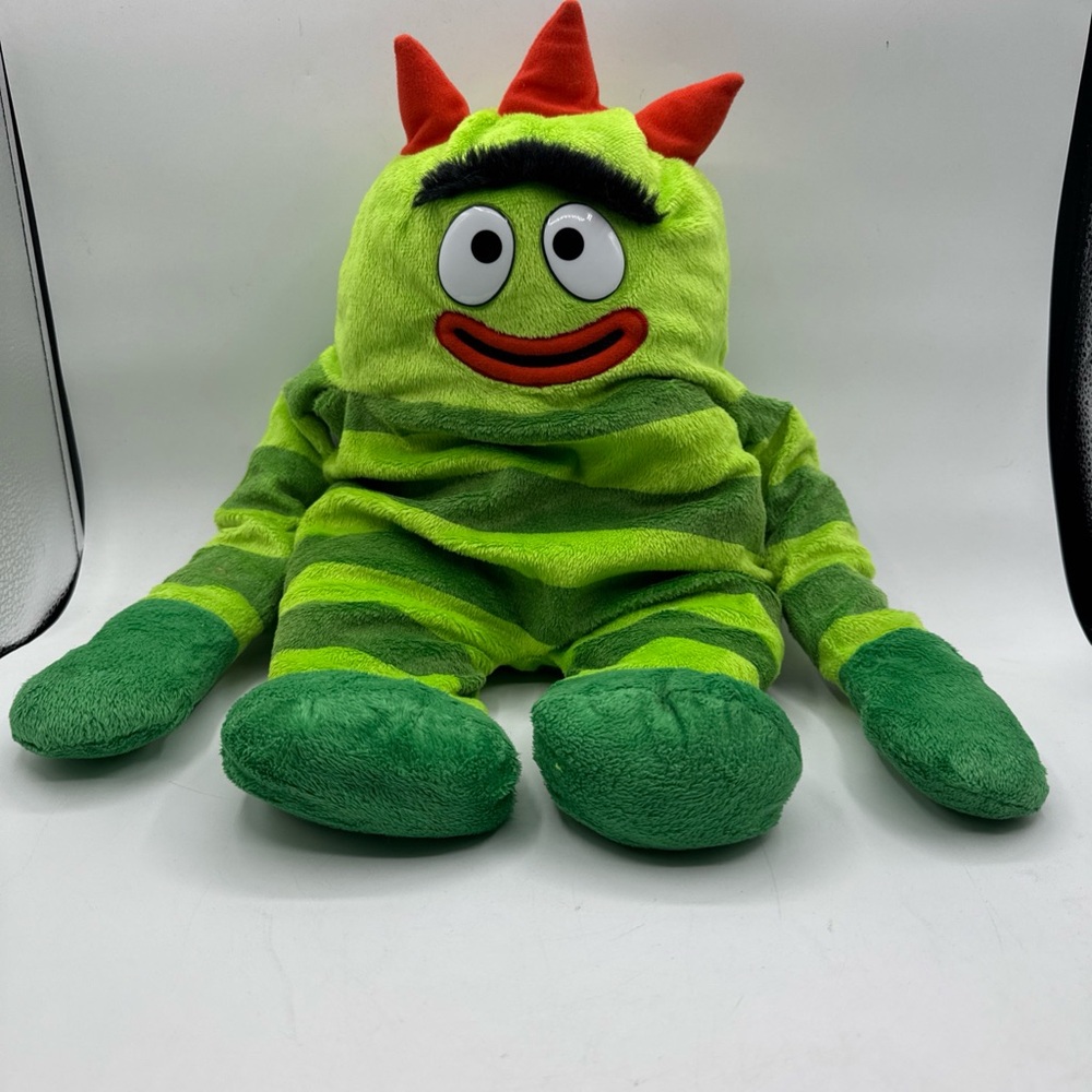 2012 YO GABBA GABBA Brobee Cuddle Plush Backpack Wearable Adjustable Straps 20”
